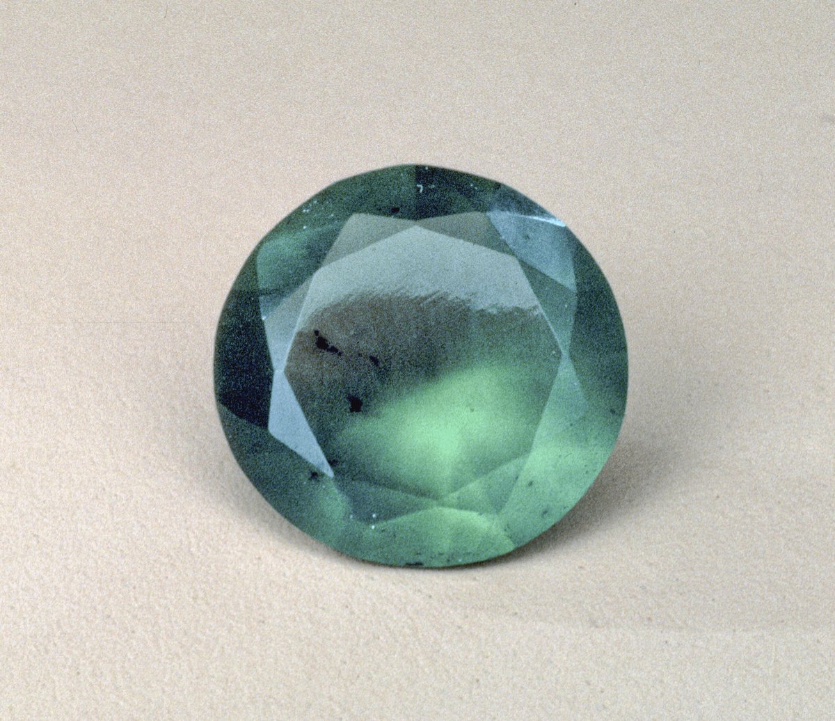 The darker green stone can be Serpentine which is known to clear confusion and doubts which coincides with the lore, as in Dark Blood the vampire boys realised their destiny again and all of their confusion was cleared too