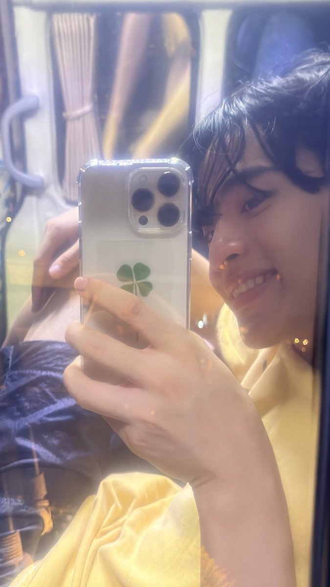 deermyraccoon's tweet photo. Later on in Jeff’s #ValentinoxJeffSendOff event, we discovered the clover on Jeff’s case and the whole fandom went chaotic 🤣
#JeffBarcode https://t.co/RmOiAc5MrB