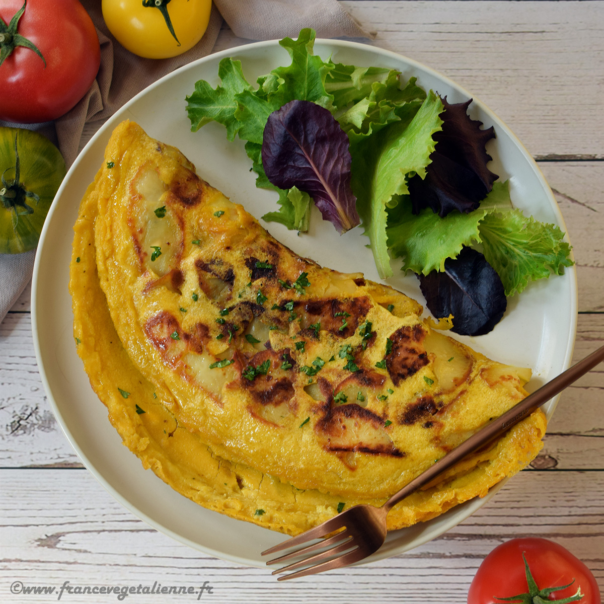 Une omelette végétale aux pommes de terre 'simplifiée' (sans tofu soyeux), mais toujours aussi délicieuse! Riche en protéines et en féculents, elle fera un repas #vegan complet, surtout si vous l'accompagnez d'une petite salade. Sans gluten. 
francevegetalienne.fr/blog/2023/6/15… #proteines