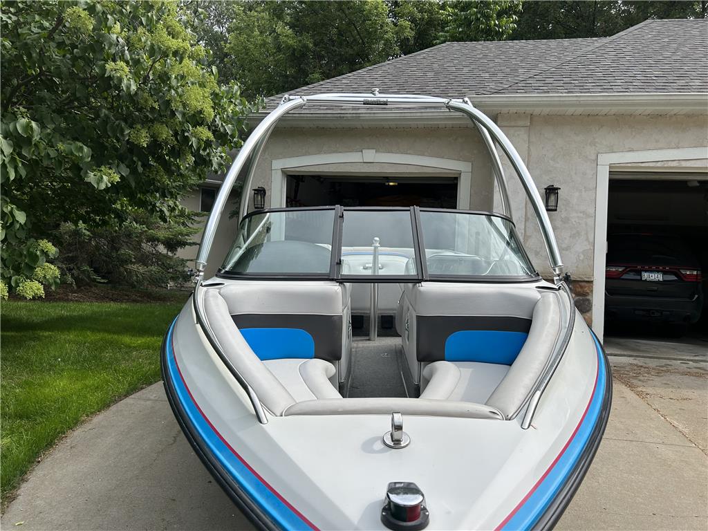 1993 Mastercraft ProSport 205 with 795 hours on the Ford 351 motor in Chanhassen, MN for $14,995.  Find this boat and more inboards on OnlyInboards.com #prosport205 #mastercraftprosport #captainschairs onlyinboards.com/1993-MasterCra…