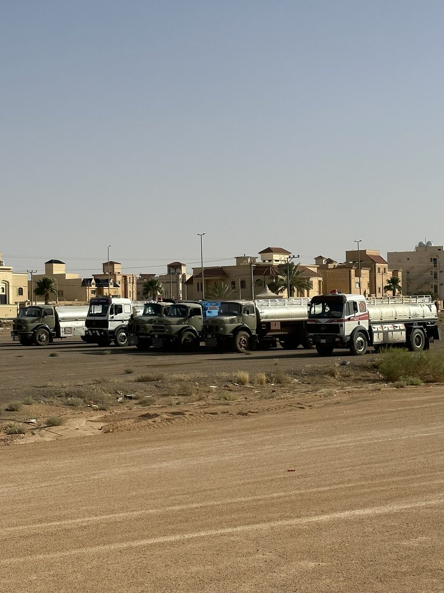 <a href="/Amanatalriyadh/">أمانة منطقة الرياض</a> صاحب السمو الأمير فيصل بن عبدالعزيز بن عياف 
تقدمت ببلاغ الى <a href="/940/">Tom</a> بخصوص وقوف صهريج الماء  قرب منازلنا مماسبب لنا اذى عوادمها حيث انها تعمل على مدار الساعة سمو الامير للاسف تم رفض البلاغ بحجة عدم اختصاص الامانه 
سمو الامير 
الارض تابعة للبلدية وغير مخصصة للصهاريج تلوث بيئي وبصري