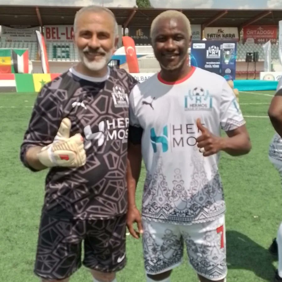 Hermos Elçilikler Ligi finali dostluk maçında Trabzon Sporun efsane futbolcusu Yattara ile birlikte aynı takımda birlikte ter döktük