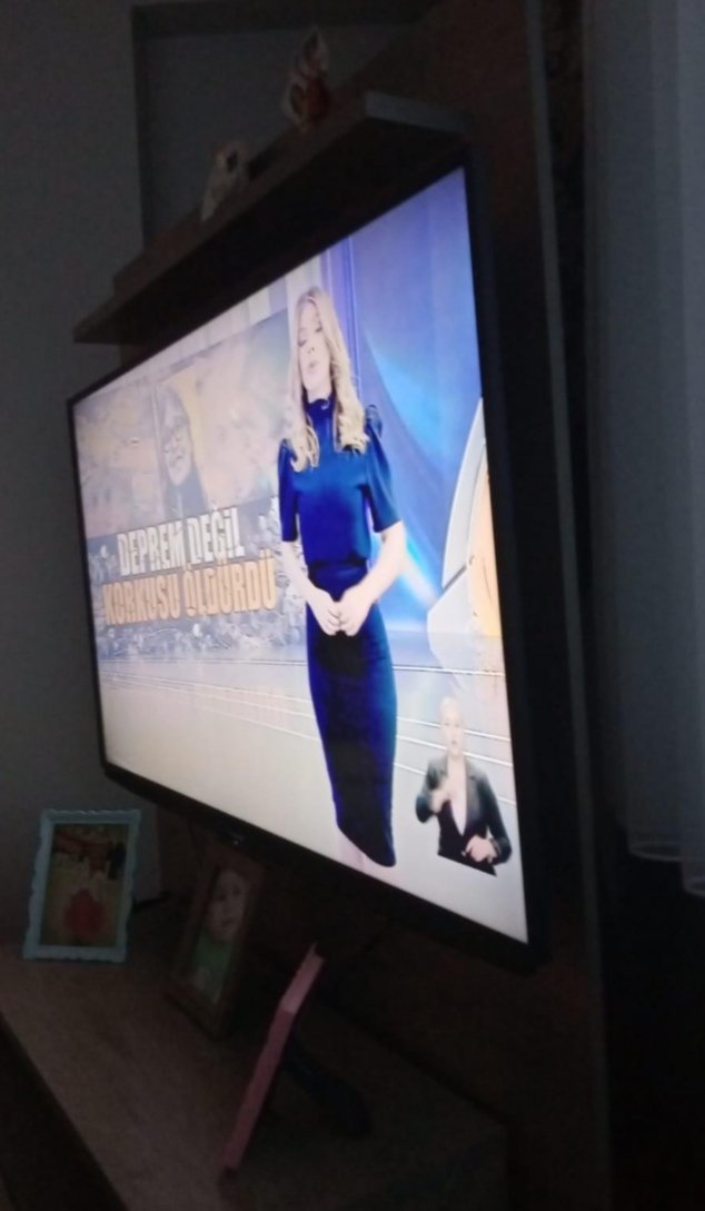 sercancekicc's tweet photo. @arcelik @ArcelikDestek @GrundigUK yeni aldigim grundig 4k android tv de görüntü bu sekilde malin arkasinda durmayan bir marka beni boyle izlemeye mahkum etti normalmis bu goruntu. Ben bunu boyle izlemek zorunda miyim?  Arcelik pismanliktir. https://t.co/v41RNJJSHz