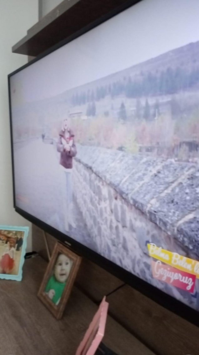 sercancekicc's tweet photo. @arcelik @ArcelikDestek @GrundigUK yeni aldigim grundig 4k android tv de görüntü bu sekilde malin arkasinda durmayan bir marka beni boyle izlemeye mahkum etti normalmis bu goruntu. Ben bunu boyle izlemek zorunda miyim?  Arcelik pismanliktir. https://t.co/v41RNJJSHz