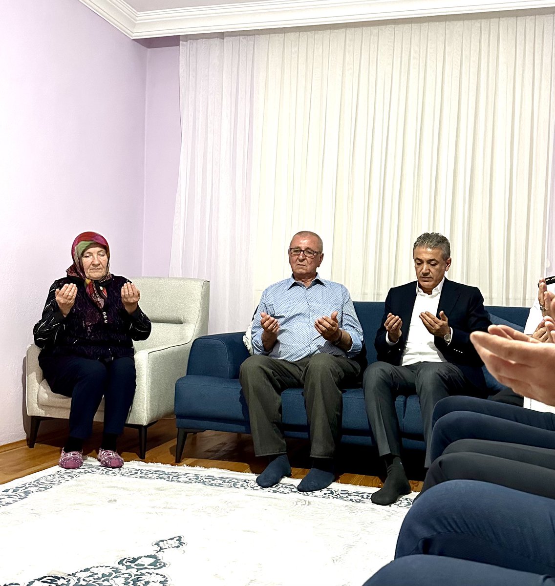 KaramanValiligi's tweet image. ➡️Valimiz Sn. Tuncay Akkoyun, 1993 yılında Siirt’te Şehit olan Kahraman Askerimiz Metin Öztürk’ün ailesini ziyaret ederek, Şehidimizin babası Halit Öztürk’ün Babalar Günü’nü tebrik etti.

📍Çakırbağ Esentepe Mahallesi 

👉 karaman.gov.tr/babalar-gunu