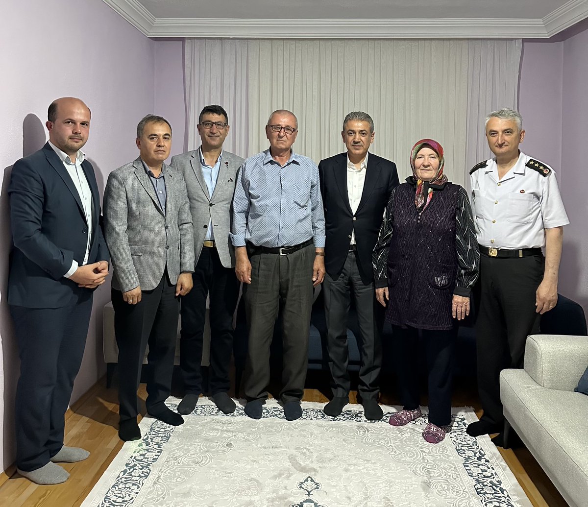 KaramanValiligi's tweet image. ➡️Valimiz Sn. Tuncay Akkoyun, 1993 yılında Siirt’te Şehit olan Kahraman Askerimiz Metin Öztürk’ün ailesini ziyaret ederek, Şehidimizin babası Halit Öztürk’ün Babalar Günü’nü tebrik etti.

📍Çakırbağ Esentepe Mahallesi 

👉 karaman.gov.tr/babalar-gunu