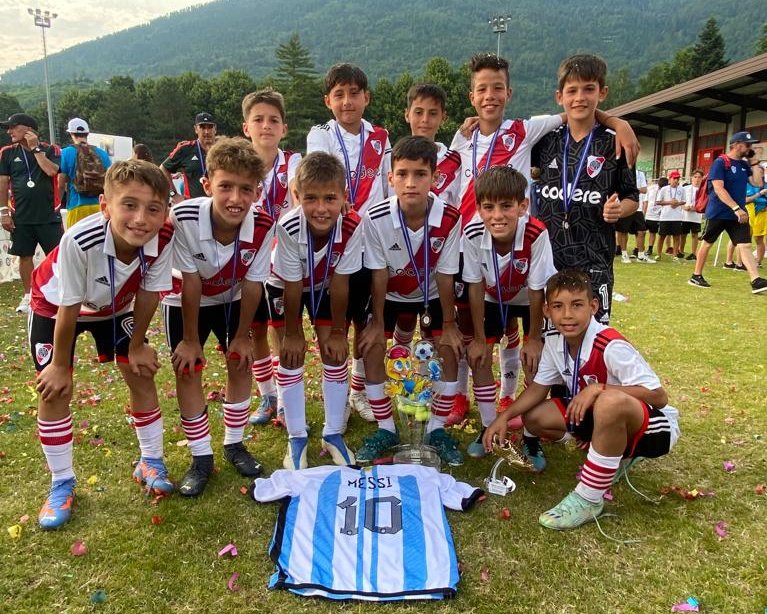 RiverClub1901's tweet photo. #FútbolFormativo 🏆 ¡Infantiles campeones en Italia! 

La categoría 2012 derrotó 3-2 al Milan en la final y se quedó con el título en el torneo internacional para menores de 11 años Pulcino d’Oro ⚪❤️⚪ https://t.co/bLkit3600i