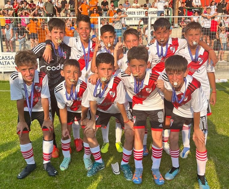 RiverClub1901's tweet photo. #FútbolFormativo 🏆 ¡Infantiles campeones en Italia! 

La categoría 2012 derrotó 3-2 al Milan en la final y se quedó con el título en el torneo internacional para menores de 11 años Pulcino d’Oro ⚪❤️⚪ https://t.co/bLkit3600i