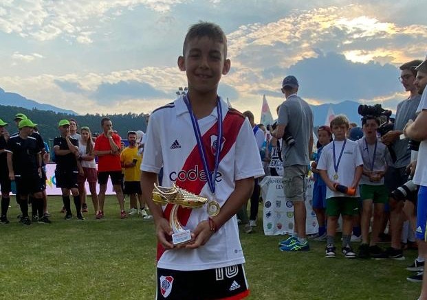 RiverClub1901's tweet photo. #FútbolFormativo 🏆 ¡Infantiles campeones en Italia! 

La categoría 2012 derrotó 3-2 al Milan en la final y se quedó con el título en el torneo internacional para menores de 11 años Pulcino d’Oro ⚪❤️⚪ https://t.co/bLkit3600i