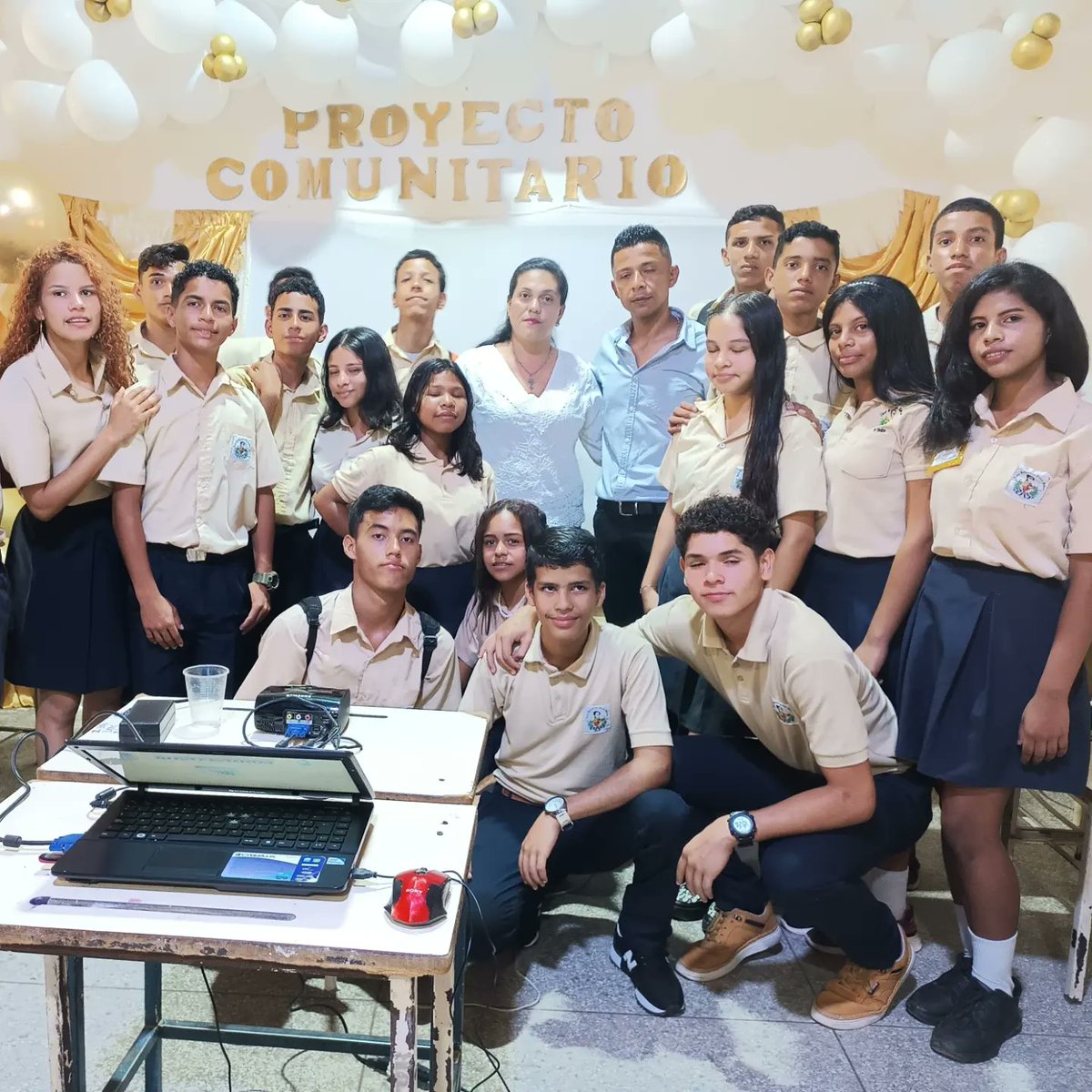 JosTorrealba03's tweet photo. El pasado viernes 16 de junio del presente año, en el Liceo Bolivariano "Simón Bolívar" ubicado en el sector Caño de Indio  se dieron las presentaciones de los Proyectos Comunitarios para el año escolar 2022/2023 ejecutado por los estudiantes de Cuarto (4to) Y Quinto (5to) año. https://t.co/fKBrJrekb0