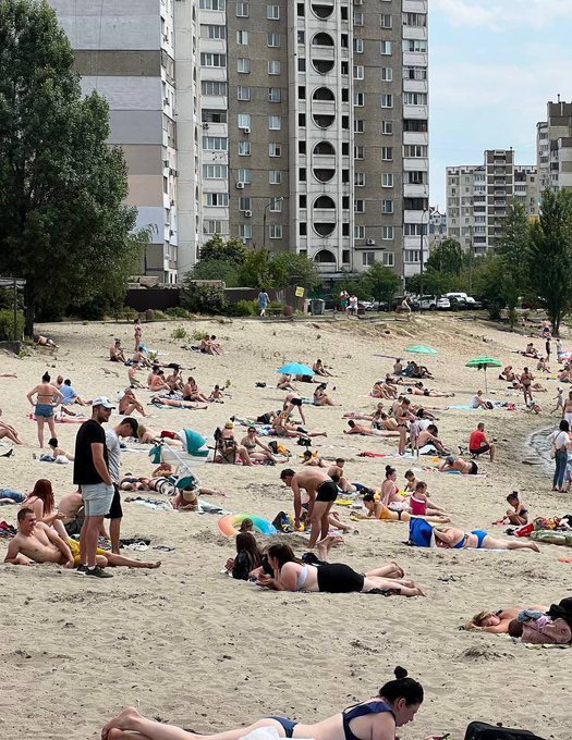 Verstehe grad was nicht.
Im Bundestag wird ja grad debattiert über die Höhe der Wiederaufbauhilfe für die Ukraine. Ich frage mich nur, wo muss denn da was wieder aufgebaut werden? 🤔

Die Teile, die Russland hat, bauen doch die Russen wieder auf.

Was soll das also?
Kiew heute: