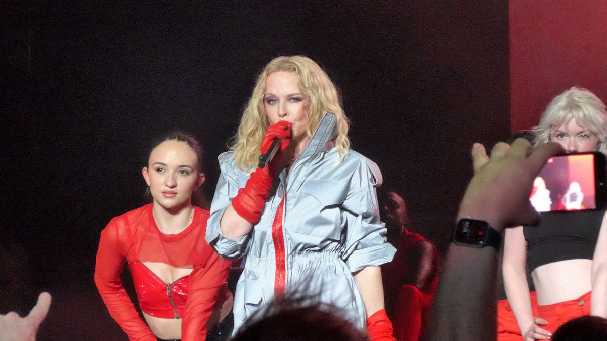That moment when @kylieminogue looks directly at you. 🥹  #KTUphoria @1035KTU