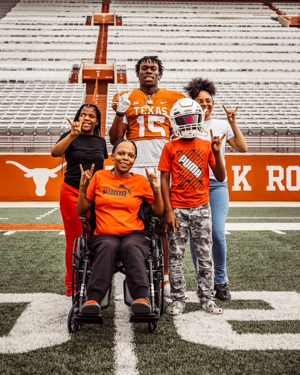 DeshawnWarner15's tweet photo. Had an amazing time on my official visit to @TexasFootball ! Thank you to the entire staff and program for everything https://t.co/KQcYfHx3LI