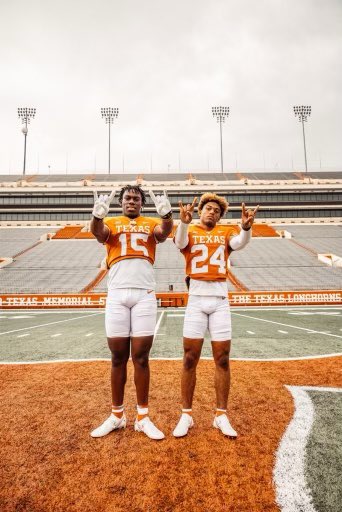 DeshawnWarner15's tweet photo. Had an amazing time on my official visit to @TexasFootball ! Thank you to the entire staff and program for everything https://t.co/KQcYfHx3LI