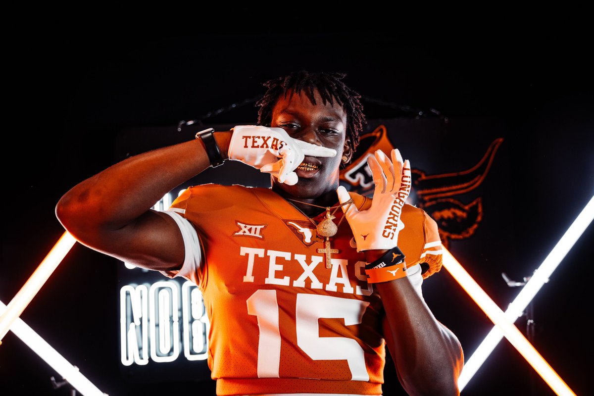 DeshawnWarner15's tweet photo. Had an amazing time on my official visit to @TexasFootball ! Thank you to the entire staff and program for everything https://t.co/KQcYfHx3LI