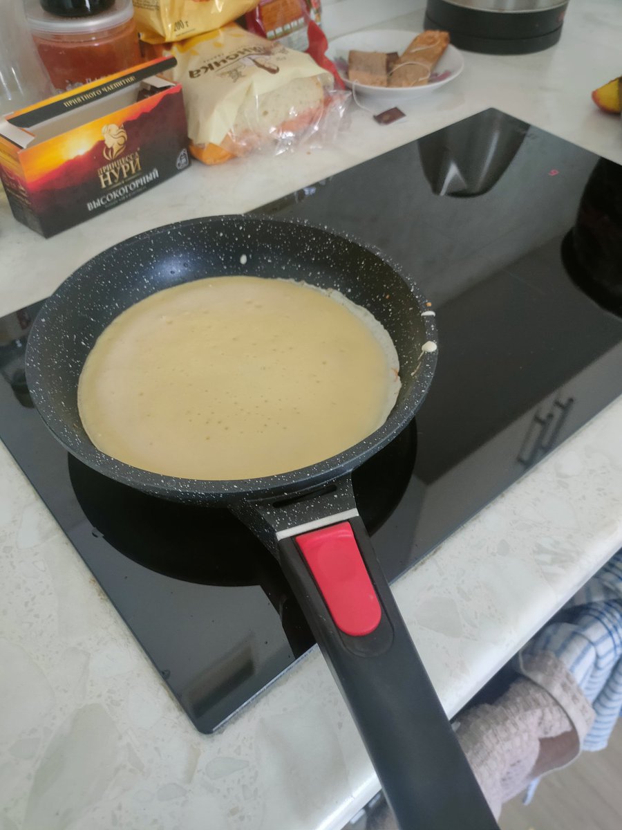 Когда покупаешь новую сковороду, то что на ней готовить? Конечно же блины 🤣