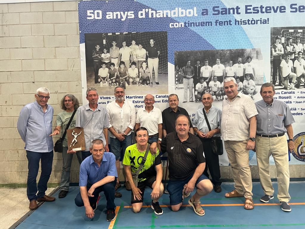 chses1973's tweet photo. ➡️➡️➡️ aquest dissabte 17 de juny la familia del CHSES ha viscut una Diada molt especial, amb la Festa de fí de temporada i Acte principal del 50è Aniversari. Més de 500 persones s'han aplegat pel Pavelló i Pista Annexe ❤ #Sesrovires

💙🤍 #OrgullCHSES
🔵⚪ #50anys1973_2023 https://t.co/8PX2k65YPS