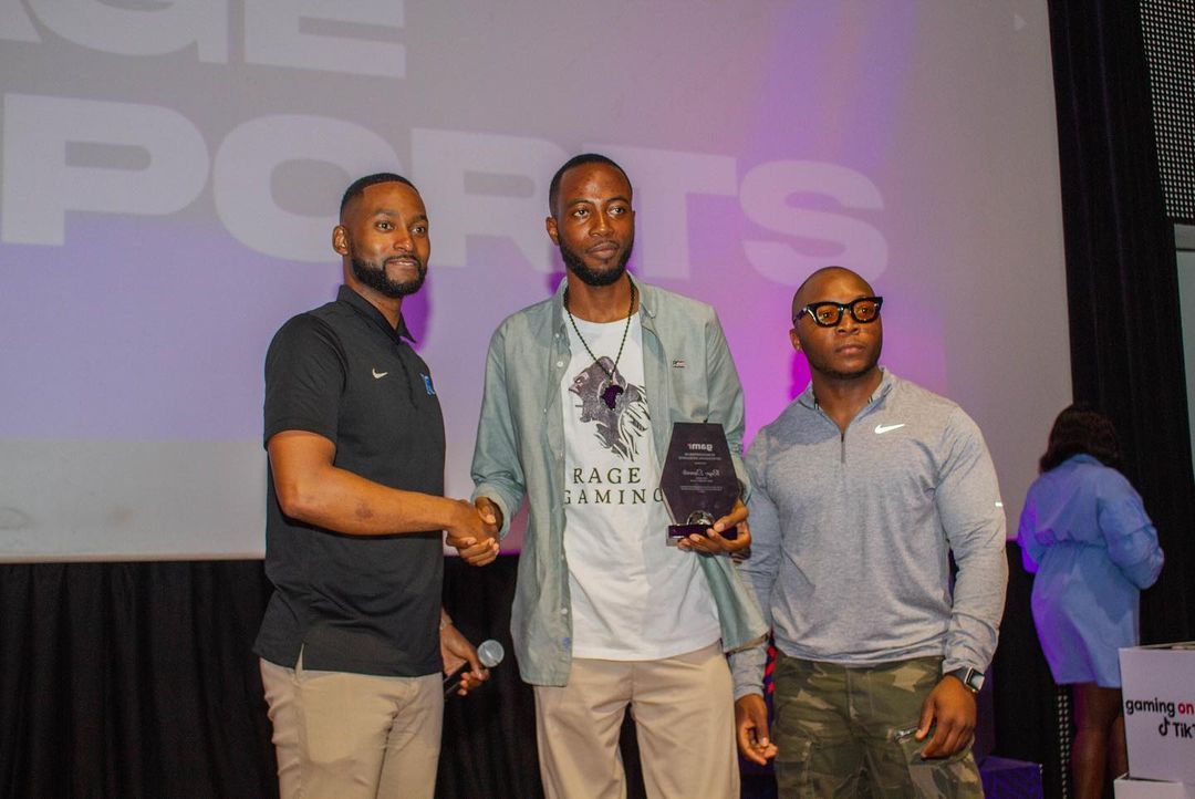<a href="/senez09/">Seun Aladelo</a> receiving the awards on behalf of Rage Gaming and the Call of Duty mobile community in Africa 
🔝✅️