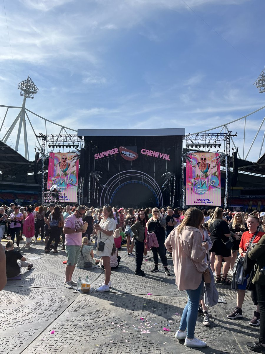 ValFlorenceB's tweet photo. It was so fun 😪 I wish we could freeze frame, pause, rewind, stop 

#fornow #pink #pinkconcert #summercarnival #concert #missthis #tb #freezeframepauserewindstop https://t.co/jhPe6SYPuI