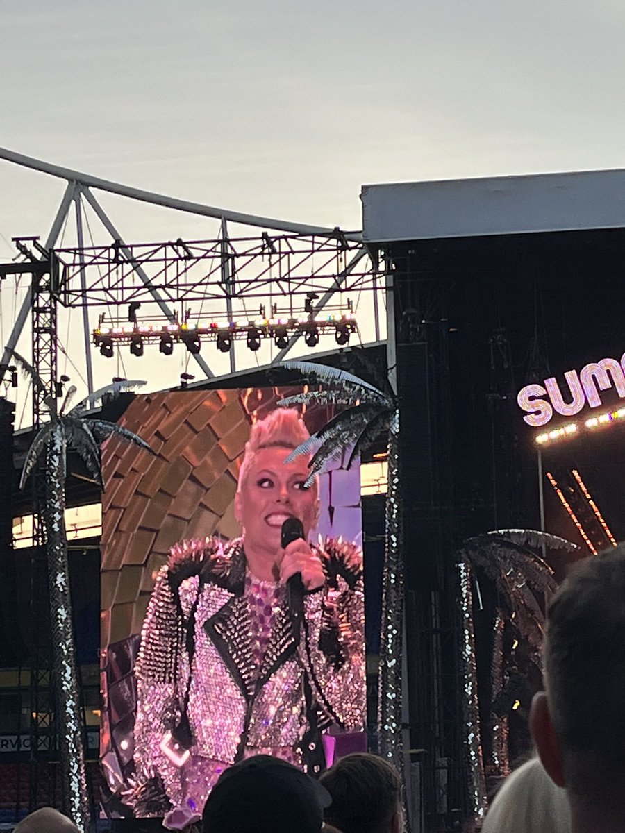 ValFlorenceB's tweet photo. It was so fun 😪 I wish we could freeze frame, pause, rewind, stop 

#fornow #pink #pinkconcert #summercarnival #concert #missthis #tb #freezeframepauserewindstop https://t.co/jhPe6SYPuI