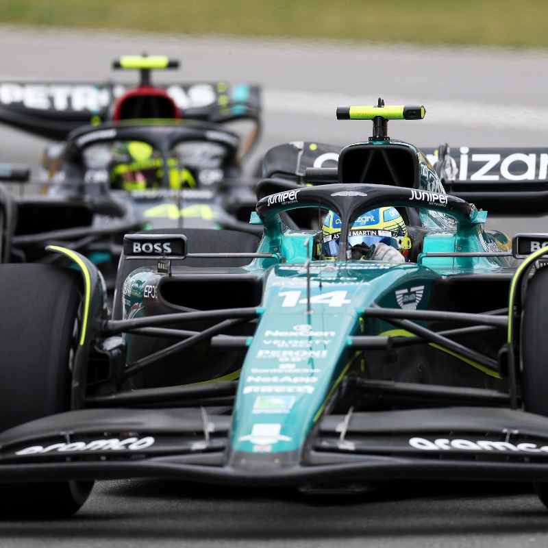 DAZN_ES's tweet photo. Fernando Alonso y un adelantamiento espectacular a Lewis Hamilton para ser P2 🙌 😱