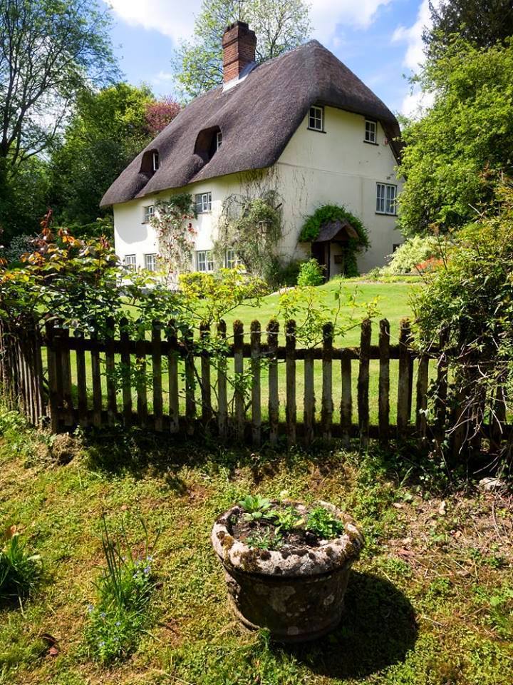 A beautiful thatched cottage in Hampshire. 🏡
BritainAndBritishness.com/EnglishThatche…
Another one of my many contenders for John and Margaret's country cottage. 🥰
#NorthAndSouth #cottages #MargaretHale #JohnThornton #countryside