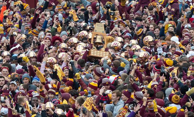 TheGBCoach's tweet photo. College Football Classics: #17 Minnesota knocks off #4 Penn State 31-26 to remain unbeaten (2019) https://t.co/PMM2WgIizH