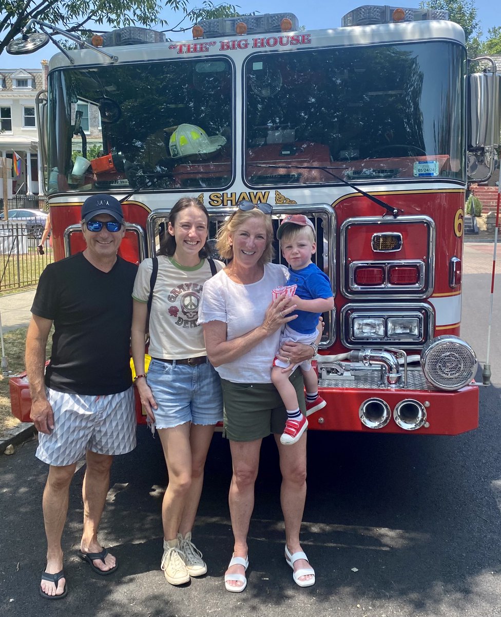 dcfireems's tweet photo. Engine 6 from Shaw was in attendance at the Saint George Episcopal School’s Juneteenth and Summer kick off celebration on U St NW, providing some extra fun for children and adults alike. Every day is a community day. #DCsBravest https://t.co/mvEUwavrd0