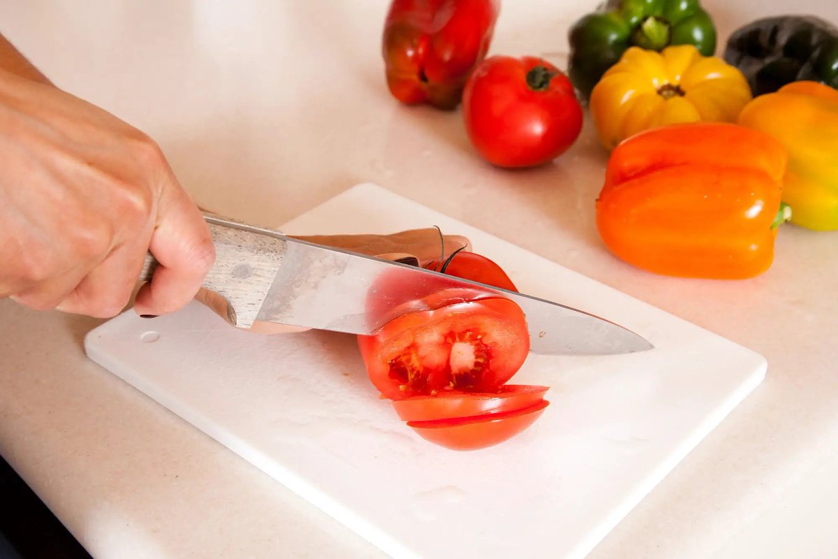 Your Cutting Board Could Be Releasing Millions of Microplastic Particles scitechdaily.com/your-cutting-b…