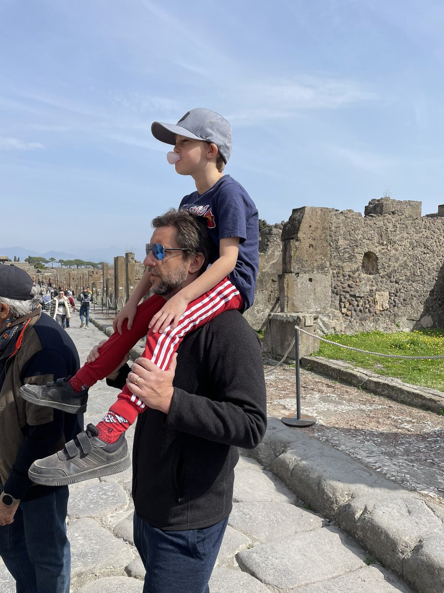 Lara Travis tweet media