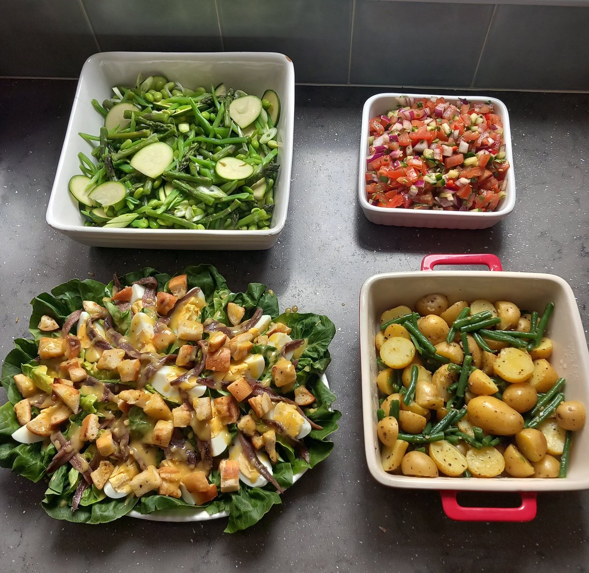 It's been a weekend !! 😜
Happy Father's Day tipple 🥃 and reading material 🚵‍♂️..
Plus, Happy Birthday to the Brifest retiree with mixed salad dishes 😋
#TDF2023
#GentlemanJack
#MixedFrenchGreensalad
#TomCucRedOnionChilliSalsa
#AnchovyEggLittleGemCrouton
#GarlicMiniPotsGreenBeans