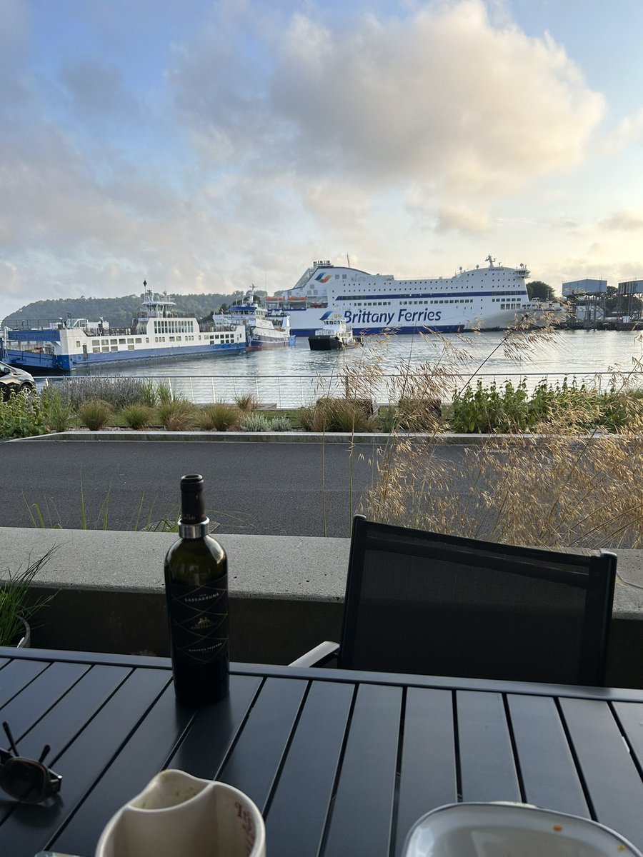 Late Sunday lunch in #Plymouth ‘s #Millbay watching the @BrittanyFerries glorious #Armorique pull into port & load for #Roscoff sailing. Wondering why anyone bothers with Dover to Calais?! #SouthWest miles better of course.