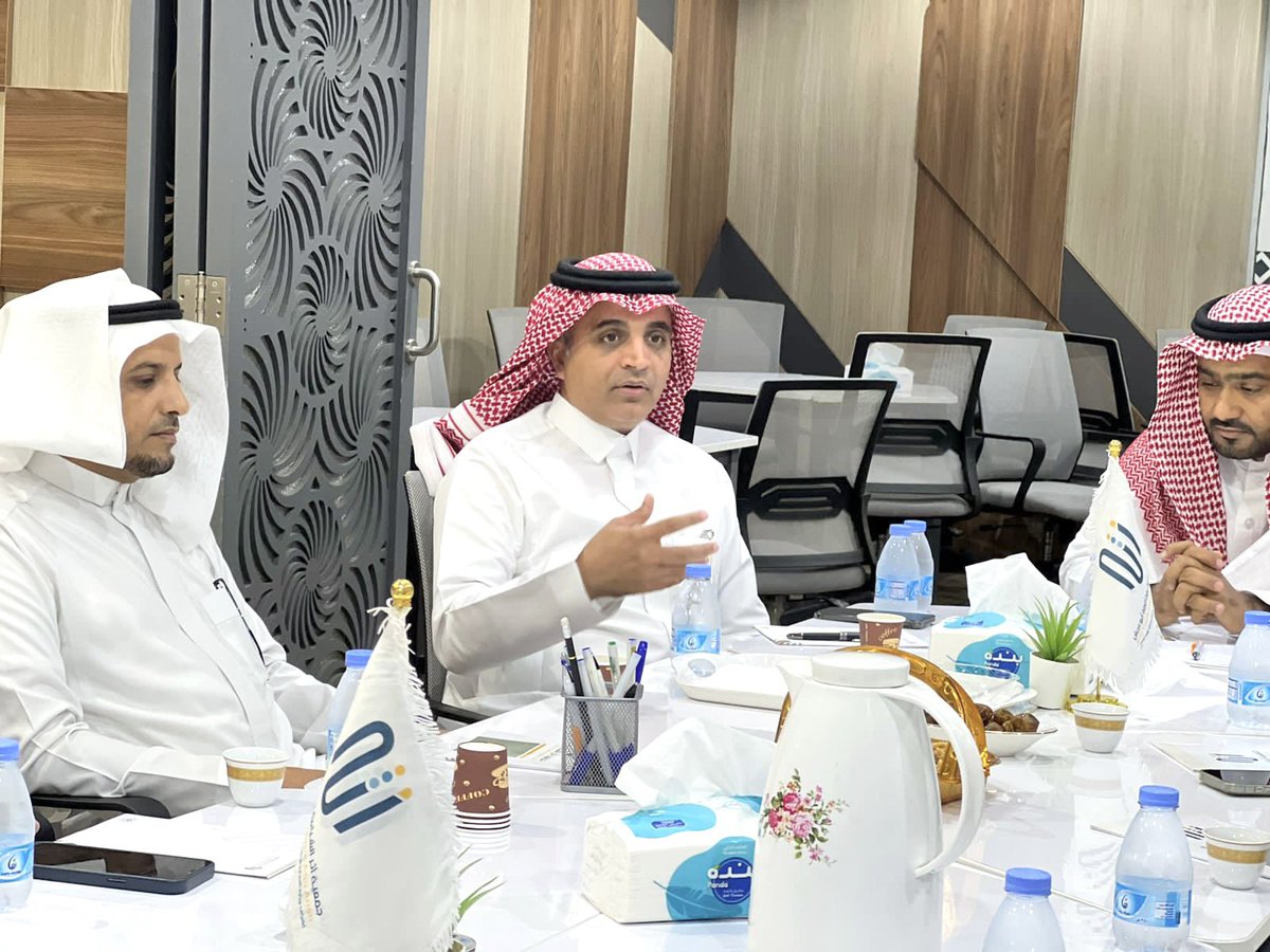 manarmedia1's tweet photo. جمعية منار للإعلام في #جازان وبالشراكة مع @NgosJazan تعقد اجتماعا مع الجمعيات الشبابية في المنطقة @Athr_youth و @alrowadyouth و @tmuz_sa و @BEDAR_YOUTH وذلك لمناقشة أوجه التعاون المشتركة بين الجهات ، وتم خلال الاجتماع بحث المبادرات التي يمكن العمل عليها وتوسيع دائرة التعاون معها https://t.co/6l68f5i0Xv