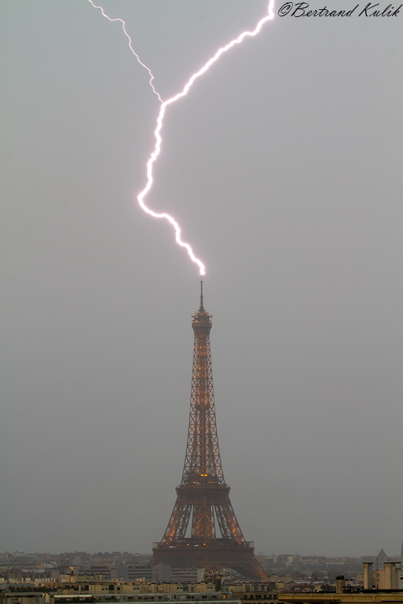 📸 Image du jour : la Tour Eiffel frappée par la foudre ce dimanche. (Bertrand Kulik)