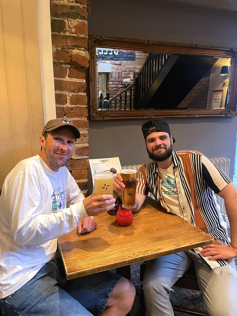 H A P P Y   F A T H E R S   D A Y 👱‍♂️

Happy Father’s Day to all the fathers out there! 😊

Our head chef is enjoying a pint of @leedsbrewery Leodis with his dad, who is having a @northbrewco Atlantis 🍺 

#midnightbell #midnightbellleeds #pubsinleeds #leedspub #leedspubs