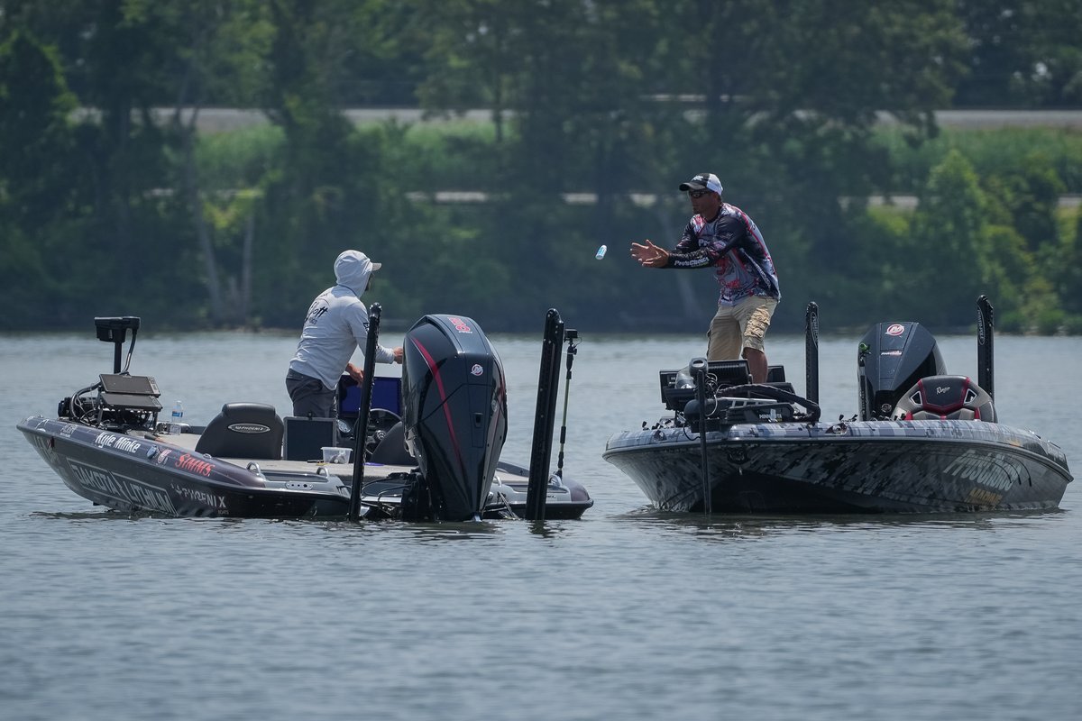 MajorLeagueFish's tweet photo. Before the nail-biting weigh-in of the @TackleWarehouse Invitationals, anglers made one final push during Day 2 of @thmarineteam Stop 5 at the Potomac River. Tune in to https://t.co/rSvmNb8BxA now to watch live!
https://t.co/U41xE3pVtn
#cutday #liveweighin #bassin https://t.co/eUHOOZloAI