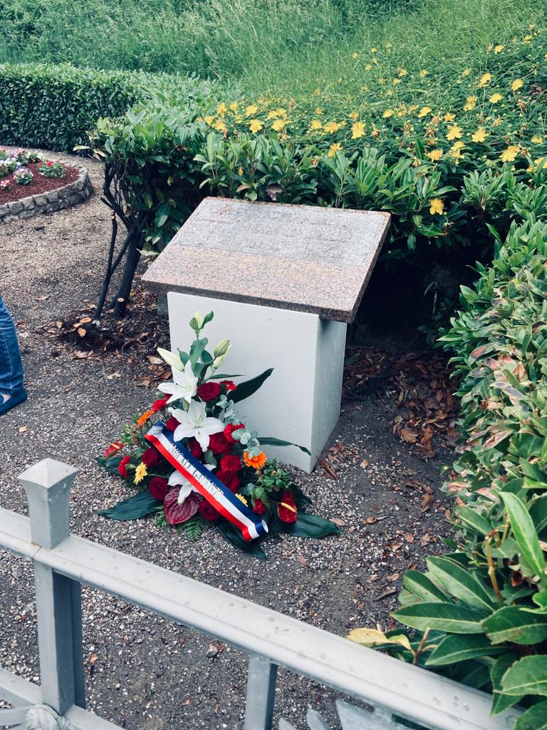 CharlesLandre's tweet photo. Ce 18 juin, hommage au Général de Gaulle, dont l'appel contient en très peu de mots la ligne de courage, d'indépendance, d'esprit de résistance, de lucidité, de conscience et d'amour de la France qui toujours doivent nous guider.
Au Général et à tous ceux qui résistèrent. https://t.co/6racZoAEri