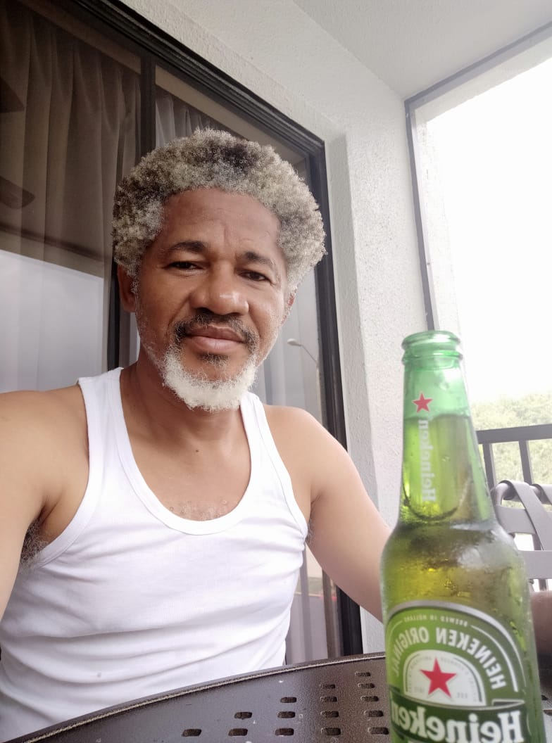 I just don't know why some Nigerians are hypocritical. Just because they saw my post doing one or two bottles with the Awalas my long standing friends of over 30years they will not let me rest.  Yes I drink beer and so what ? Please let's learn to maintain our lanes .