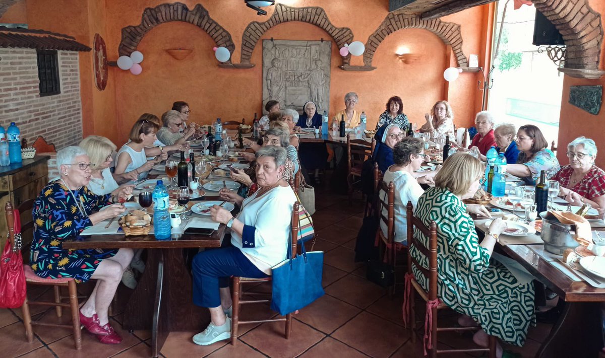 💙 Convivencia fin de curso de las exalumnas. 💙

Con una celebración mariana donde han ido desgranando el sentido de la oración "María, danos tu bendición" han cerrado este curso las exalumnas. A continuación, han tenido la asamblea y para terminar una comida. 😊