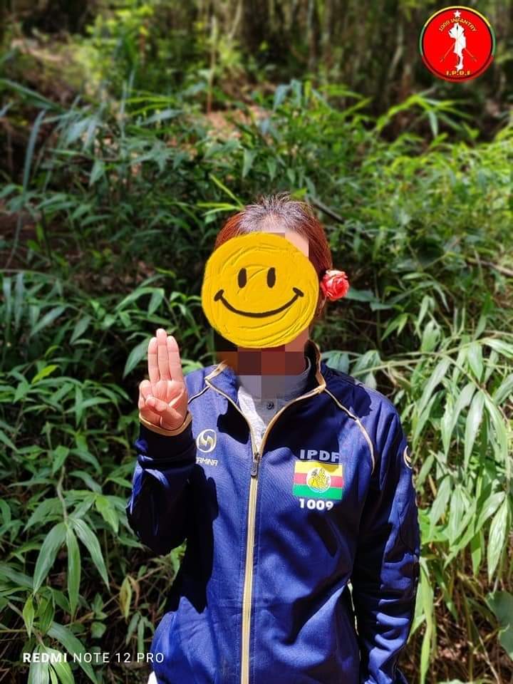 NantEiThandar's tweet photo. On June18, Inle-PDF welcome Daw AungSan SuuKyi's 78th birthday with flowers on the eve of birthday. Comerades also urge people from entire nation to pray for mother Su be healthy &amp; to participate in flower strike.   #2023Jun19Coup #WhatsHappeningInMyanmar https://t.co/DvZhTVI0Zx