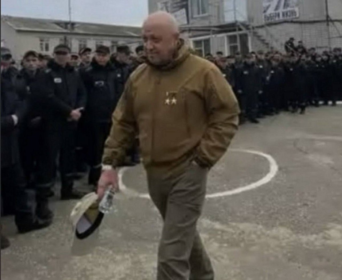 🇷🇺#Russie 
#Prigojine a déclaré que 32 000 anciens prisonniers sont retournés en Russie après avoir participé à la guerre en Ukraine

 Désormais, ces personnes avec une expérience de meurtre, des compétences en matière d'armes  erreront dans les rues des villes russes.

#Ukraine