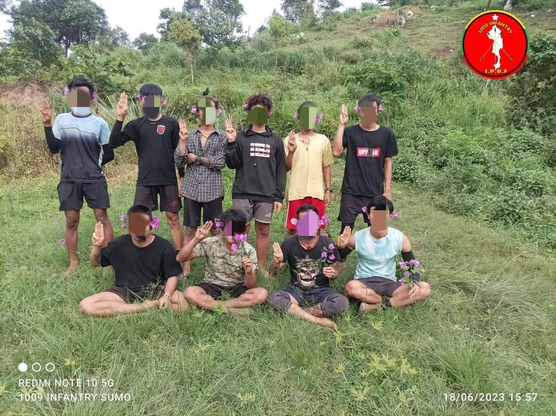 NantEiThandar's tweet photo. On June18, Inle-PDF welcome Daw AungSan SuuKyi's 78th birthday with flowers on the eve of birthday. Comerades also urge people from entire nation to pray for mother Su be healthy &amp; to participate in flower strike.   #2023Jun19Coup #WhatsHappeningInMyanmar https://t.co/DvZhTVI0Zx