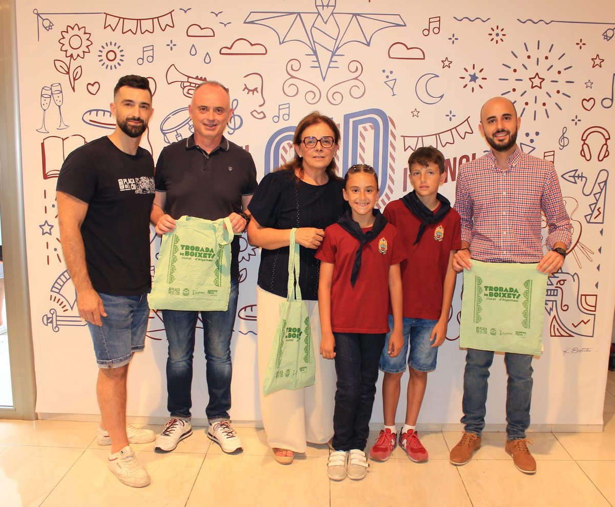 aj_algemesi's tweet image. IX Trobada de Boixets d’Algemesí
La Falla del Cid ha organitzat amb la col•laboració de l'Ajuntament la consolidada Trobada ¡. Ha comptat amb la presència de la nostra veïna Rosa, mestra de les boixeteres d'Algemesí. Èxit de participació amb boixeteres de Comunitat Valenciana