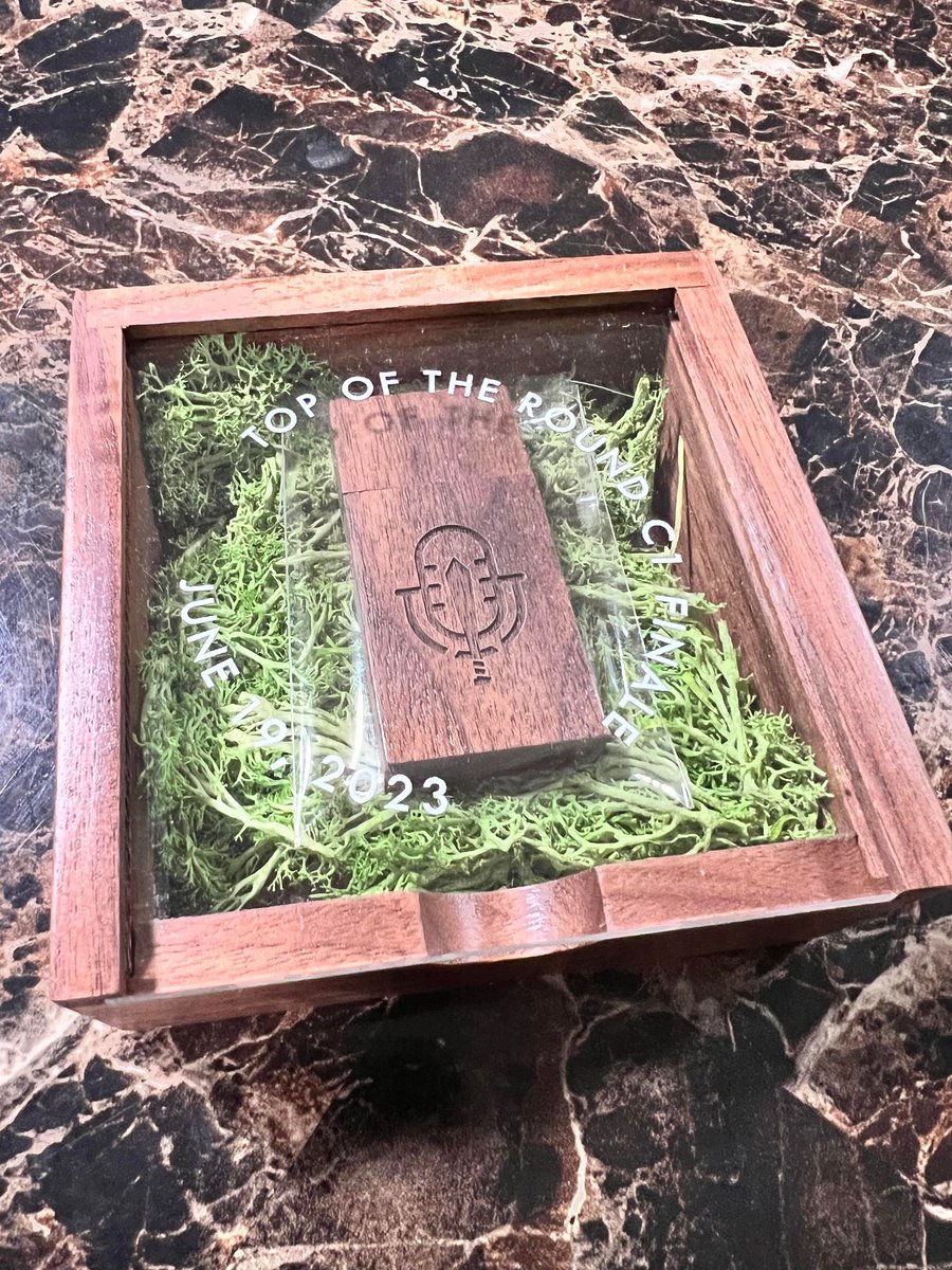 Our Campaign 1 finale is TOMORROW and we wanted to show you a few of the items up for grabs in our Discord! 

A signed TotR vinyl?! CUSTOM CELESTIAL MASK KEYCHAINS? 

LINK BELOW ⬇️ 

JOIN US! Festivities start at 6 PM CST TONIGHT! 

#supportindiepodcasts #podernfamily #dnd #ttrpg