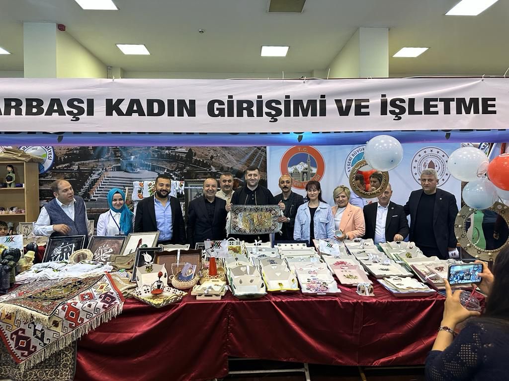 serapsulekalinn's tweet photo. Emeğin, alın terinin ve üretimin mimarı kadınlarımızın ürünlerini gördük, kadınlarımızın başarılarının daim olmasını diliyorum🌸 https://t.co/8QiUbsha1H