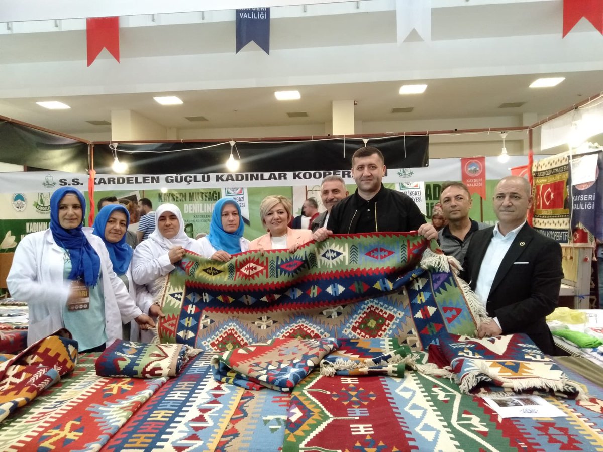 serapsulekalinn's tweet photo. Emeğin, alın terinin ve üretimin mimarı kadınlarımızın ürünlerini gördük, kadınlarımızın başarılarının daim olmasını diliyorum🌸 https://t.co/8QiUbsha1H
