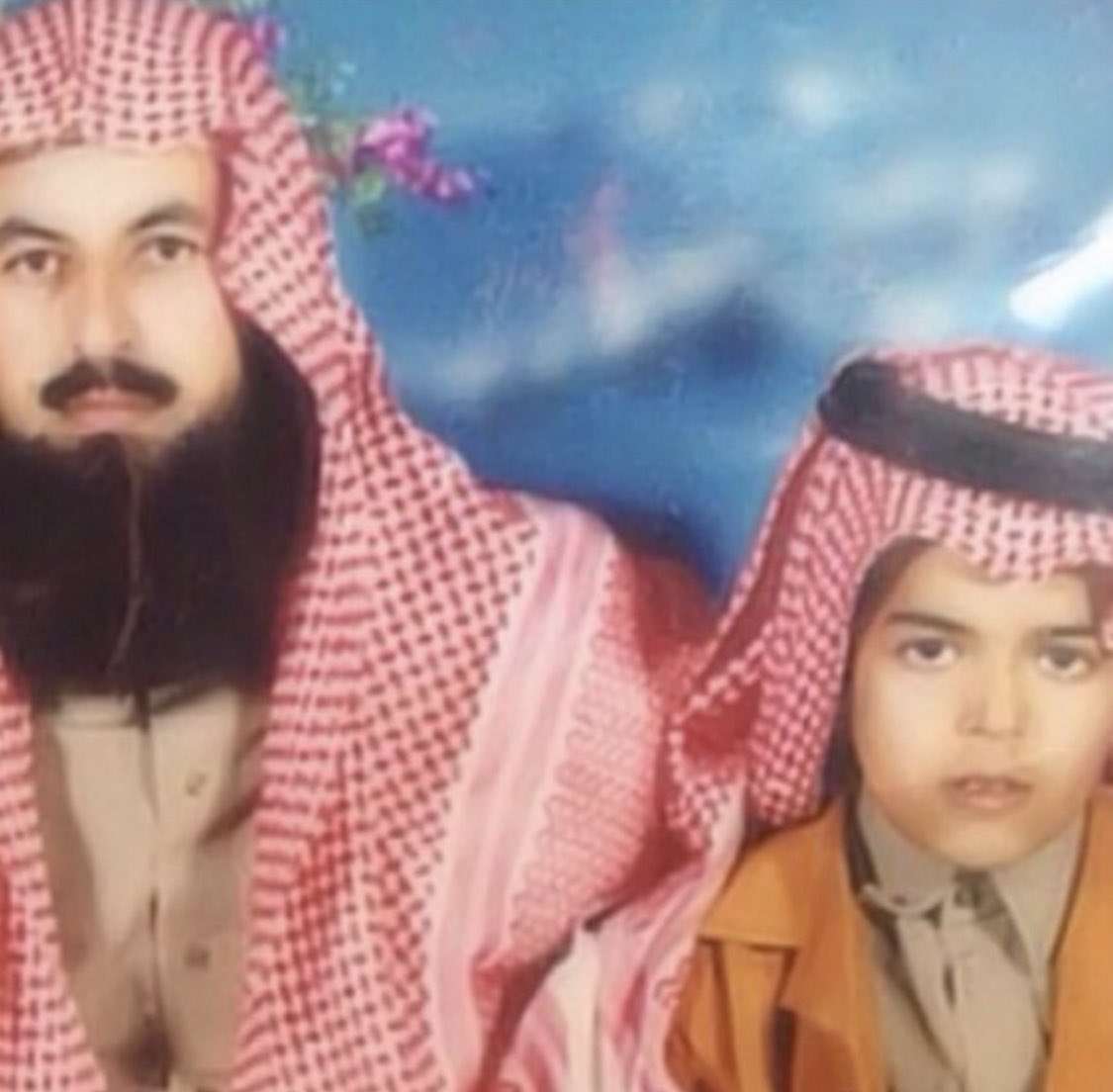 salmaneisa's tweet photo. أعيذهُ من ملمّاتِ الحياةِ
و ممّا يعتريهِ و ما يضره

#FatherDay 
#يوم_الاب_العالمي https://t.co/ea7Sx1ikJj