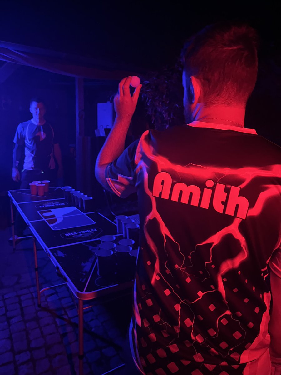 Mezitím co na bootcampu hráči potili scrimy, tak se také odehrál veledůležitý duel v beerpongu. 🤩
<a href="/ERKOEsports/">ERKO Esports</a>  Vs <a href="/fly5esports/">FLY5</a> 
Já Vs @crxkomca 

Byla to urputná bitva, ale #ERKOWIN 😍😍