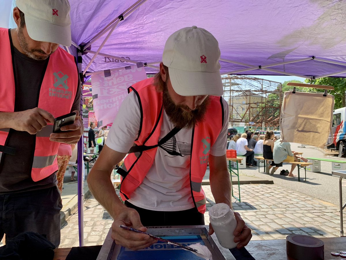 hosemann_hh's tweet photo. »Who cares?« Klasse Fest für die #Schilleroper u.a. bedrohte Denkmäler in #Hamburg vom Kollektiv LU’UM. @HHenteignet war mit Info-Stand und Live-Siebdruck dabei. Ich habe dafür ein Motiv von der Schilleroper entworfen und mich mit dem @cityhof_ev dazugesellt. https://t.co/1PXM58HQiJ