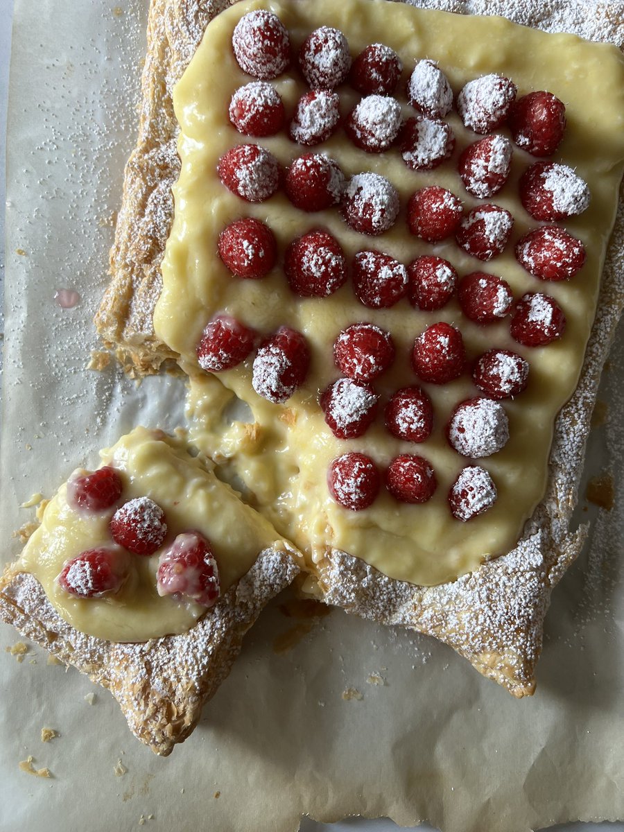 lemon curd pastry tart with raspberry